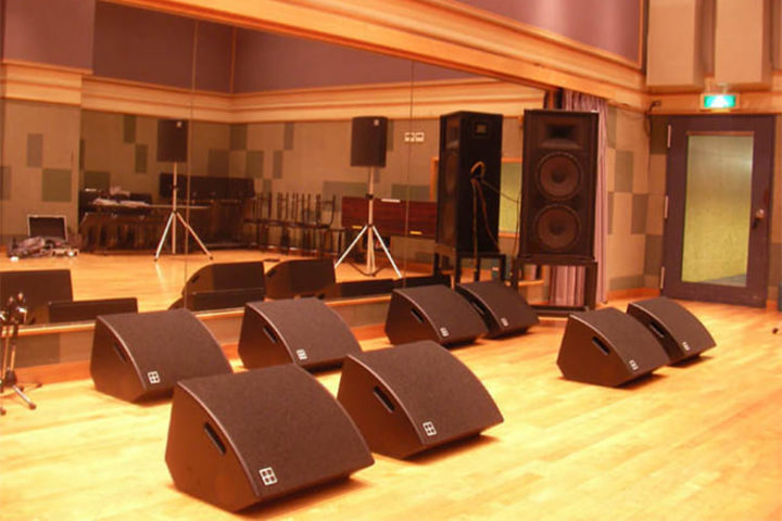 芝浦スタジオ様にd&b audiotechnik MAX Monitor が導入されました