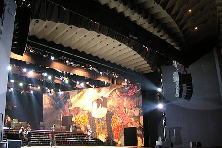 劇団☆新感線様にd&b audiotechnik Q-Seriesを導入